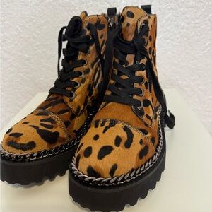VINCE CAMUTO MINDINTA3 COMBAT BOOTS Chain Leopard Calf Hair Women's  SZ 5.5M